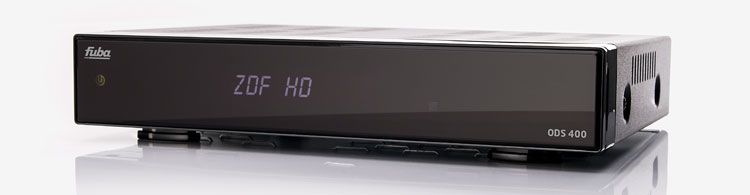 Schwarzer Fuba ODS 400 Empfangsgerät mit digitaler Anzeige „ZDF HD“ auf der Front, reflektierende Oberfläche.